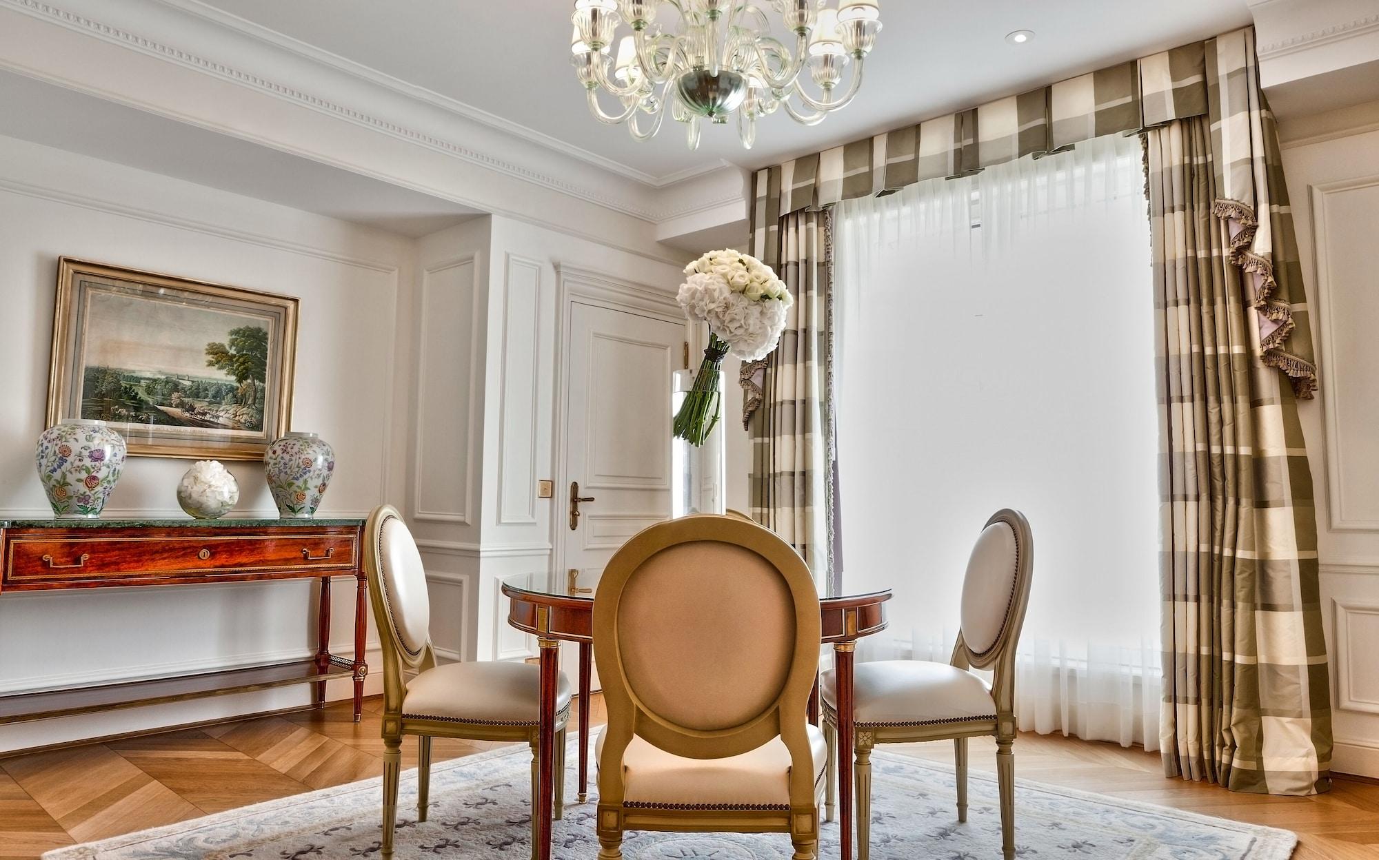 Four Seasons Hotel George V Parigi Esterno foto
