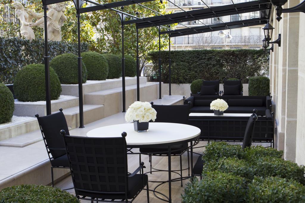 Four Seasons Hotel George V Parigi Esterno foto