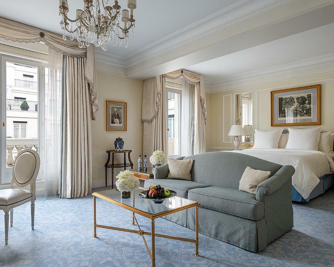 Four Seasons Hotel George V Parigi Esterno foto