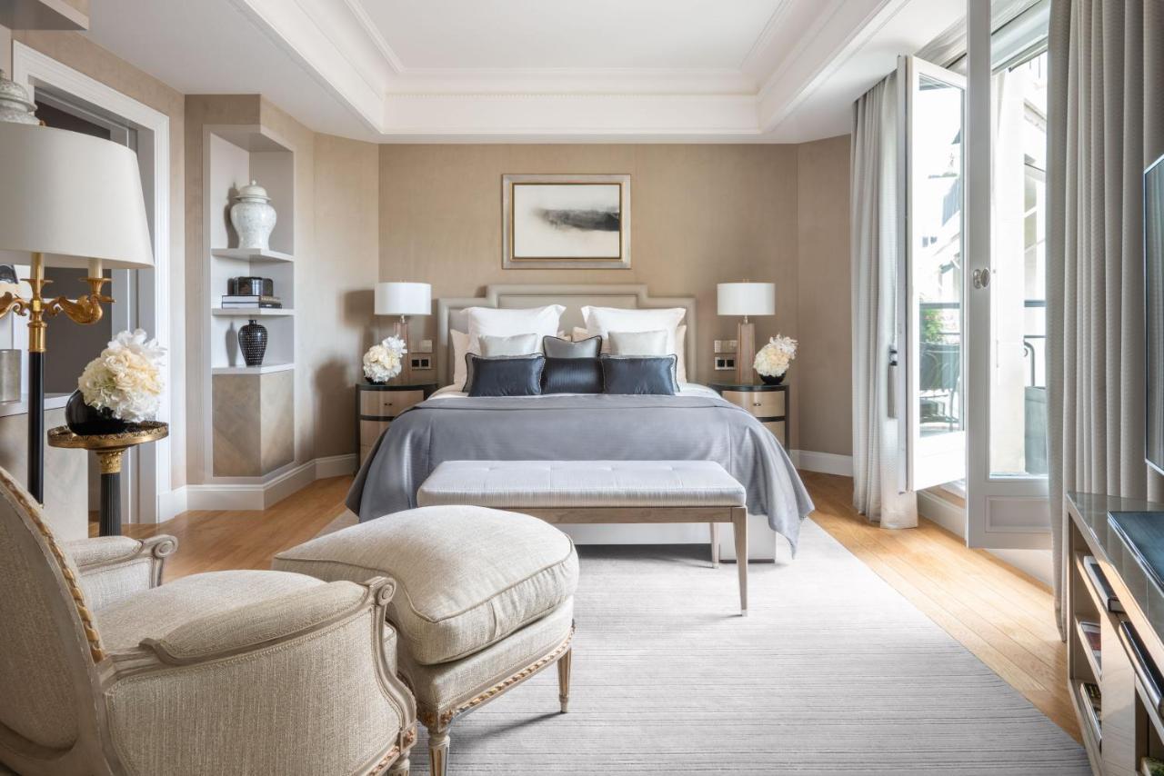 Four Seasons Hotel George V Parigi Esterno foto